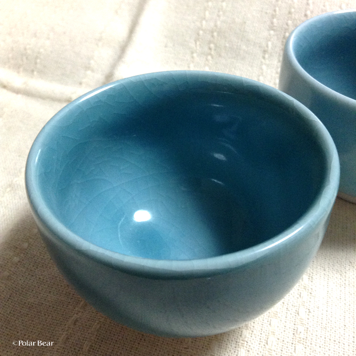 きれいな青色の湯飲み茶碗