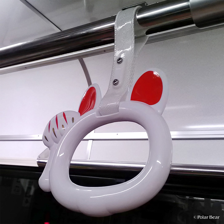 東急　世田谷線　幸福の招き猫電車　車内　つり革も猫の形
