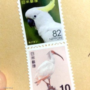 郵便に使った切手。82円がキバタン、10円がトキという鳥の切手で投函しました。