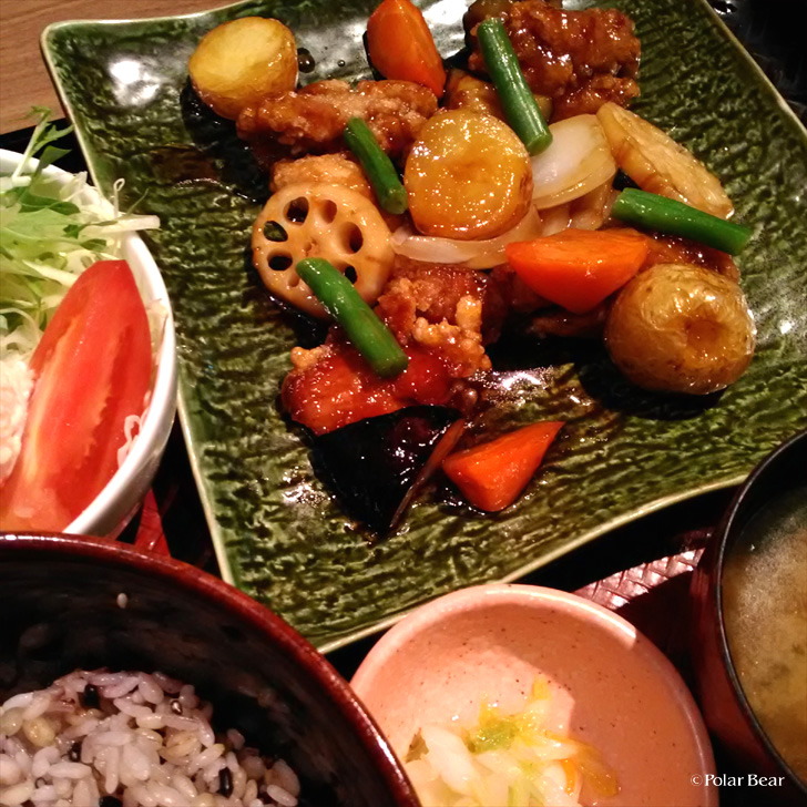 大戸屋さん　鶏と野菜の黒酢あん定食　ポーラベア