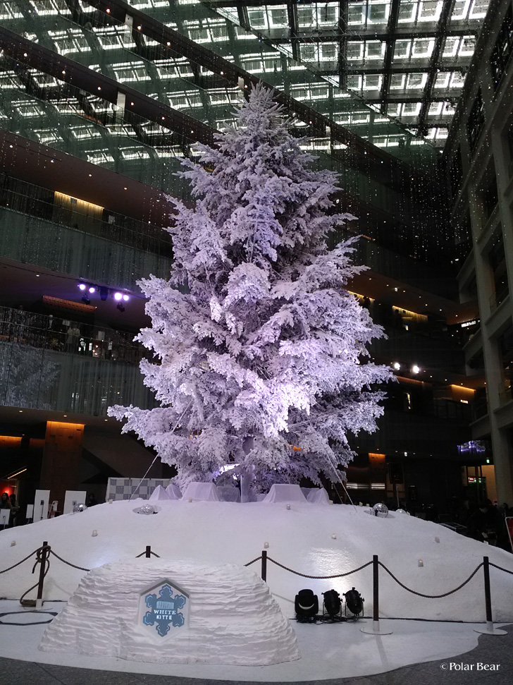 東京駅　KITTE　クリスマスツリー　ポーラベア