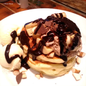 中野　パンケーキ　J.S. PANCAKE CAFE 中野セントラルパーク店　ポーラベア　チョコレートバナナ　トッピングのアイスクリーム