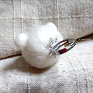 羊毛フェルト　白くまちゃん　リング　指輪　ポーラベア